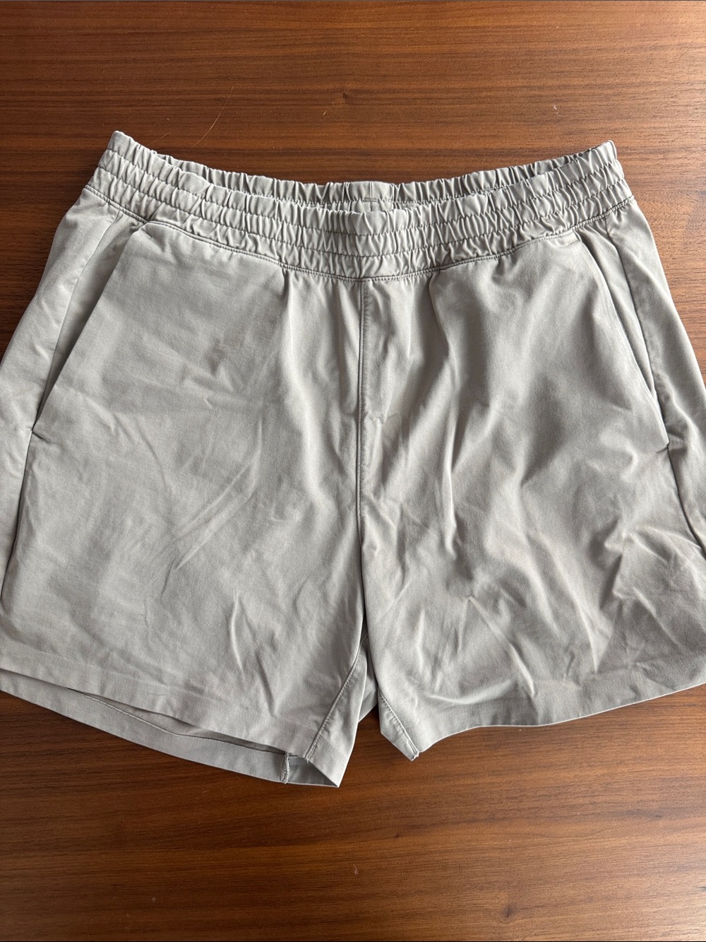 Uniqlo Men’s Elastic-Waist Light Gray/Brown 5-inch Shorts